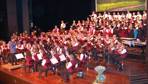 Gemeinschaftskonzert  des Musikvereins Rosswangen mit dem Kirchenchor Hasen a. T. in der Stadthalle Balingen